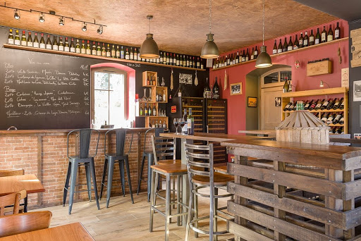 Le Café de la Gare à Soucieu-en-Jarrest, comptoir en briques et murs de bouteilles